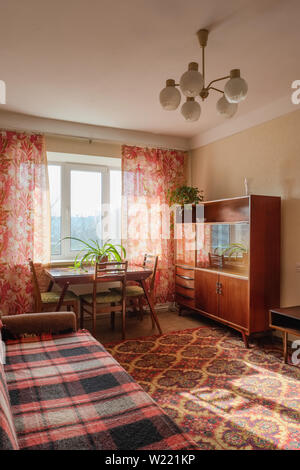 Interno di tipico stile sovietico appartamento. Foto Stock