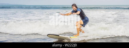 BANNER, formato lungo Surfer sull'onda, si ritiene che le catture di una onda, navigare nel tubo. Navigare nell'oceano sull'isola di Bali, un uomo maturo, un salto nel Foto Stock