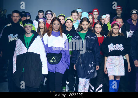 Kiev, Ucraina - 4 febbraio 2019: modelli presente una sportiva street style creazione del designer SOFIA ROUSINOVICH durante la quarantaquattresima Ukrainian Fashion Week s Foto Stock