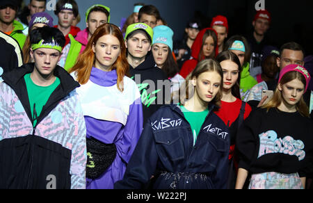 Kiev, Ucraina - 4 febbraio 2019: modelli presente una sportiva street style creazione del designer SOFIA ROUSINOVICH durante la quarantaquattresima Ukrainian Fashion Week s Foto Stock