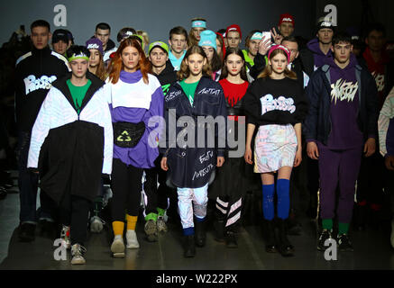 Kiev, Ucraina - 4 febbraio 2019: modelli presente una sportiva street style creazione del designer SOFIA ROUSINOVICH durante la quarantaquattresima Ukrainian Fashion Week s Foto Stock