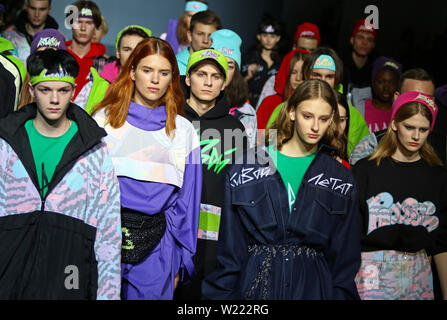 Kiev, Ucraina - 4 febbraio 2019: modelli presente una sportiva street style creazione del designer SOFIA ROUSINOVICH durante la quarantaquattresima Ukrainian Fashion Week s Foto Stock