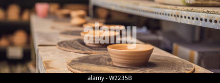 Tazze sui ripiani nel laboratorio di ceramica banner, formato lungo Foto Stock