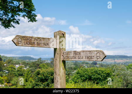 Tradizionale in legno signpost fingerpost sulla costa sud-ovest il percorso, Picco Hill (picco elevato), Sidmouth, a sud della costa cittadina balneare nel Devon, SW Inghilterra Foto Stock
