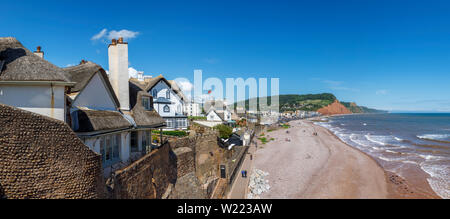 Vista panoramica del lungomare, la spiaggia e il litorale di Sidmouth, una piccola e rinomata costa sud cittadina balneare nel Devon, sud-ovest Inghilterra Foto Stock