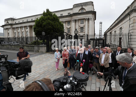 Edward Barnard, il cui fratello Patrick è stato assassinato dalla Glenanne pista, parla di media al di fuori del Belfast Alta Corte a seguito di un ricorso in giudizio di un caso di indagini di polizia dei lealisti Gleanne pista. Foto Stock