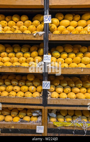 Pila di giallo fresco ripped Thai i nomi di mango Mamuang Kaew visualizzati sui frutti negozio di stallo Foto Stock