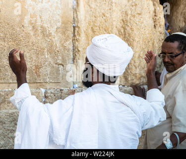 Gerusalemme, Israele / 5 LUGLIO 2016: Unidentifed rabbino etiope (QAS) e il suo congregant pregare a Gerusalemme il Muro Occidentale, tutto quello che rimane della seconda Foto Stock