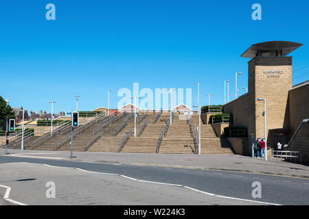 Il passo che conduce al Murrayfield Stadium fermata del tram in area di Murrayfield di Edimburgo, Scozia, Regno Unito Foto Stock