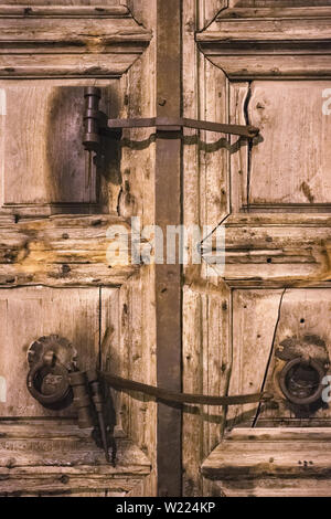 Vecchia porta di legno di ingresso alla chiesa del Santo Sepolcro a Gerusalemme, Israele Foto Stock