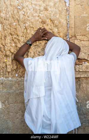 Gerusalemme, Israele / 5 LUGLIO 2016: Unidentifed ebreo etiope prega a Gerusalemme il Muro Occidentale Foto Stock