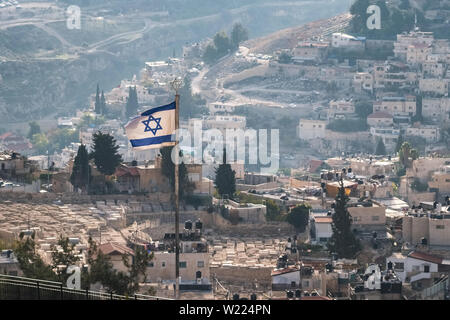 Bandiera israeliana con edifici residenziali a sfondo in Gerusalemme, Israele Foto Stock