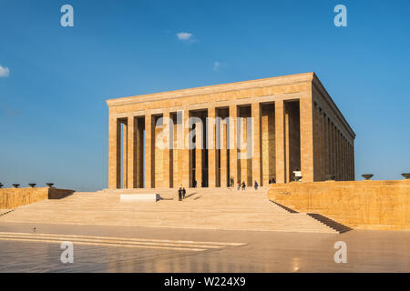 La gente turca visitando il mausoleo di Ataturk, Anitkabir ad Ankara. Foto Stock