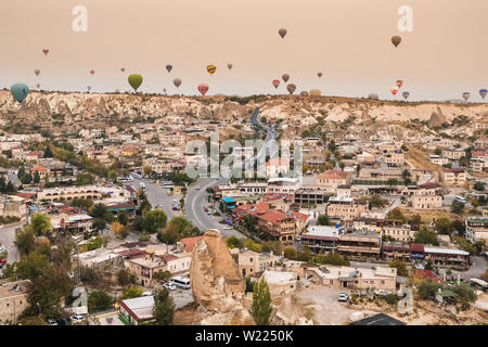 Mongolfiera Volare oltre il villaggio di Goreme in Cappadocia, Turchia Foto Stock