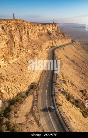 Autostrada a cratere Ramon (Makhtesh Ramon) nel deserto del Negev in Mitzpe Ramon Foto Stock
