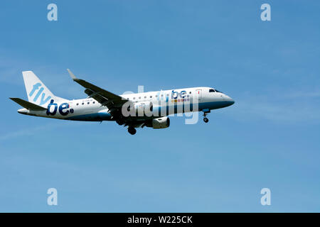 Flybe Embraer ERJ-175-STD l'atterraggio all'Aeroporto di Birmingham, UK (G-FBJB) Foto Stock