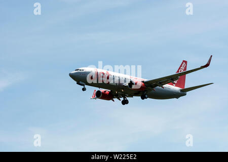 Jet2 Boeing 737-86N l'atterraggio all'Aeroporto di Birmingham, UK (G-GDFS) Foto Stock