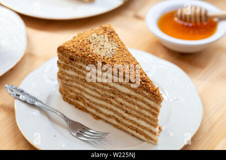 Fetta di più livelli di torta di miele. Russo Medovik torta di noci. Foto Stock