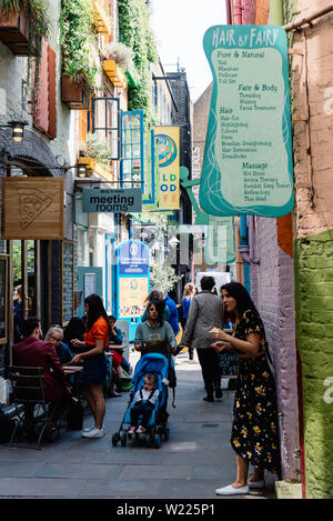 London, Regno Unito - 15 Maggio 2019: gli edifici colorati in Neals yard in Seven Dials, esso s un piccolo vicolo in Covent Garden area tra corti e giardini Monmo Foto Stock