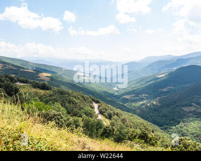 Generale e vista panoramica della regione di montagna di Pallars, nella provincia di Lleida, Pirenei catalani, Catalogna, Spagna, Europa. Foto Stock