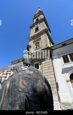 Mattsee: scultura in bronzo di Tassilo III, duca di Baviera, chiesa collegiata nel Flachgau, Salisburgo, Austria Foto Stock