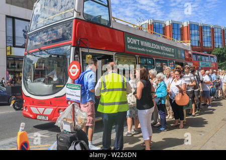 Il torneo di Wimbledon di Londra, Regno Unito. Il 5 luglio 2019. Una grande folla di spettatori tennis prepararsi a bordo di un autobus speciale per portarli All England Lawn Tennis Club il giorno cinque del Wimbledon Lawn campionati . Credito: amer ghazzal/Alamy Live News Foto Stock