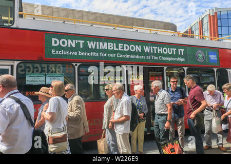 Il torneo di Wimbledon di Londra, Regno Unito. Il 5 luglio 2019. Una grande folla di spettatori tennis prepararsi a bordo di un autobus speciale per portarli All England Lawn Tennis Club il giorno cinque del Wimbledon Lawn campionati . Credito: amer ghazzal/Alamy Live News Foto Stock