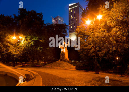 Monumento a Janusz Korczak nel Parco Świętokrzyska a Varsavia, Polonia 2018. Foto Stock