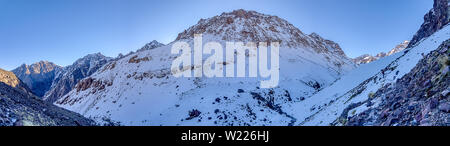 Panorama di Toubkal e altre cime delle montagne più alte di Alto Atlante in Toubkal national park, Marocco, Africa del Nord Foto Stock