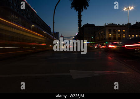Una vista nel Nuovo Mondo Street da Charles de Gaulle rotonda di notte a Varsavia. Alla rotatoria sorge l'illustrazione "Saluti da Gerusalemme Aven Foto Stock