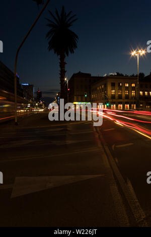 Una vista nel Nuovo Mondo Street da Charles de Gaulle rotonda di notte a Varsavia. Alla rotatoria sorge l'illustrazione "Saluti da Gerusalemme Aven Foto Stock