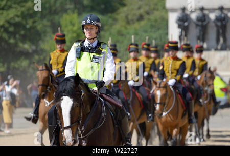 Londra, Inghilterra, Regno Unito. Montato funzionario di polizia membri importanti del re truppa sulla sfilata delle Guardie a Cavallo per il cambio della guardia Foto Stock