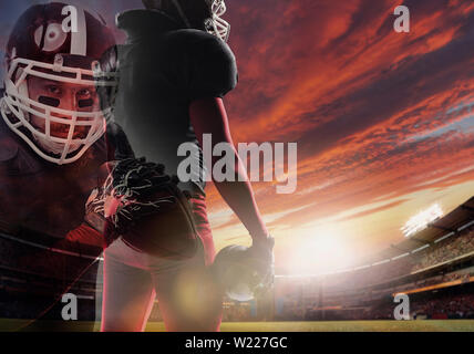 Giocatore di football americano pronto per iniziare la partita allo stadio. Doppia esposizione. Giovane uomo in attesa di sportstime al tramonto. Collage creativi. Sport e stile di vita sano, di movimento e di azione del concetto. Foto Stock