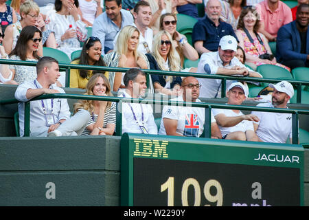 I pullman e le famiglie della Gran Bretagna di Andy Murray durante gli Uomini Doppio Primo turno match di Wimbledon Lawn Tennis Championships contro Marius Copil della Romania e Ugo Humbert della Francia al All England Lawn Tennis e Croquet Club di Londra, in Inghilterra il 4 luglio 2019. (Foto di AFLO) Foto Stock