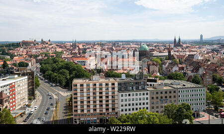 Norimberga, Germania. 05 Luglio, 2019. Vista dal grattacielo a Plärrer per la città vecchia. Lo Stato Libero di Baviera sosterrà Norimberga nella sua offerta per diventare la capitale europea della cultura nel 2025 con 30 milioni di euro se Norimberga è aggiudicato il contratto da parte della giuria europea. Credito: Daniel Karmann/dpa/Alamy Live News Foto Stock