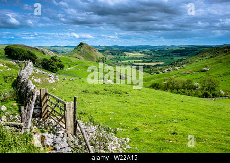 Vista verso la collina di cromo che è un ex calcare reef knoll. Foto Stock