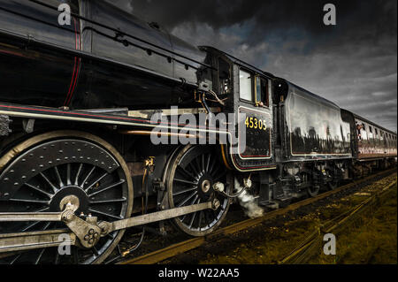 London Midland e ferrovia scozzese Stanier Class 5 4-6-0 numero 45305 è conservata una locomotiva a vapore sulla Grande Stazione Centrale. Foto Stock