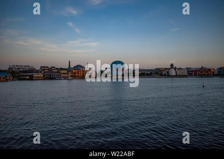 Orlando, Florida. Giugno 15, 2019. Dockside colorati e pallone aerostatico in Disney molle a Lake Buena Vista . Foto Stock