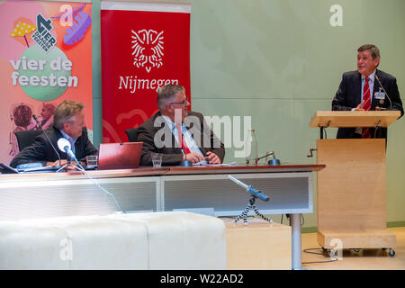 05-07-2019: conferenza stampa vierdaagse di Nijmegen 2019, Municipio di Nijmegen, Paesi Bassi, da sinistra a destra, Walter Hamers presidente della vierdaagsefeesten, Hubert Bruls sindaco di Nijmegen e Hennie Sackers generale (presidente) Foto Stock