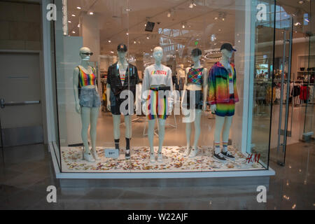 Orlando, Florida. 6 giugno 2019 . Gay-friendly vestiti in HandM store in The Mall at Millenia . Foto Stock