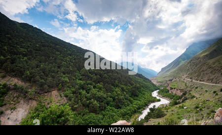 Il pittoresco paesaggio di montagna con il fiume in Kabardino-Balkaria, Russia Foto Stock
