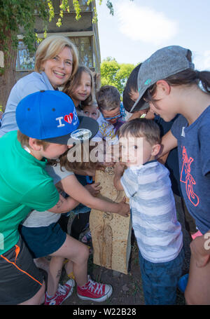 Trier, Germania. 05 Luglio, 2019. Julia Klöckner (CDU), Ministro federale dell'Agricoltura e dell'alimentazione, guarda a un cosiddetto bee hotel con bambini in Ausonio scuola primaria a Treviri. Ha visitato il progetto "Protezione delle api". Credito: Harald Tittel/dpa/Alamy Live News Foto Stock