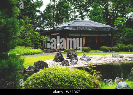 Immagine che mostra il giardino giapponese presso il castello di Nijo a Kyoto, Giappone, architettura giapponese e il giardinaggio Foto Stock