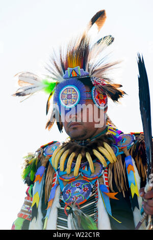 Canada Ontario, Saint Catharines, Maschio Aboriginal vestita in un tradizionale North American Indian costume dancing a Pow Wow Foto Stock
