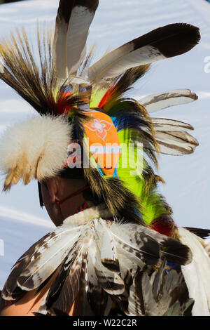 Canada Ontario, Saint Catharines, Maschio Aboriginal vestita in un tradizionale North American Indian costume dancing a Pow Wow Foto Stock