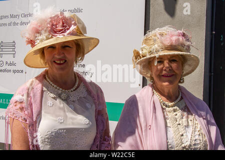 Skibbereen, West Cork, Irlanda, 5 giugno 2019, nonostante il sole cocente e temperature in venti, il signore di Cobh animazione erano in piena di costumi vittoriano oggi sulle strade di Skibbereen, nonostante multi strati di indumenti, guanti e cappelli le signore non sono stati messi fuori dalla soffocante calore. Aphperspective credito/ Alamy Live News Foto Stock