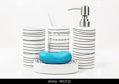 Set di pompa eramic bottiglia per sapone liquido o uno shampoo con sapone su sfondo bianco. Foto Stock