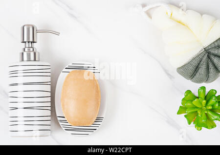 Set di pompa eramic bottiglia per sapone liquido o uno shampoo con sapone a base di erbe su sfondo marmo. Foto Stock