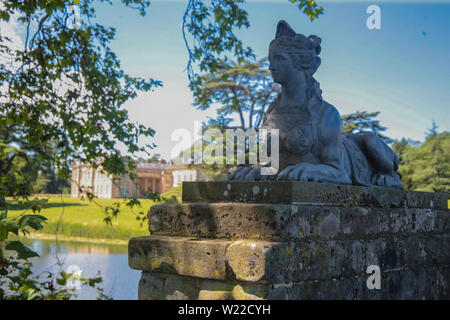 Barnbury UK 05.Luglio 2019 Compton Verney House è una settecentesca dimora a Compton Verney vicino a Kineton nel Warwickshire che è stato convertito in casa il Compton verney Art Gallery .l edificio è un grado 1 elencati casa costruita nel 1714 da Richard Verney , Xi Barone Willoughby de rotto, per la prima volta è stata ampiamente estesa da George Verney xii Barone Willoughby de rotto, nei primi anni del XVIII secolo e poi rimaneggiata e gli interni riprogettati da Robert Adam per Giovanni Peyto-Verney il quattordicesimo barone, nel 1760s. Credito: Paolo Quezada-Neiman/Alamy Live News Foto Stock