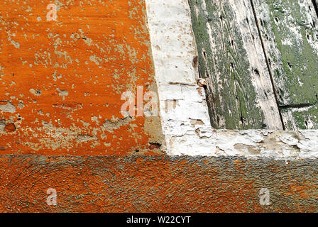 Nota La accattivante contrasto di colori e texture in questo primo piano di un antico portale sull'isola di Burano in Venezia, Italia laguna. Foto Stock